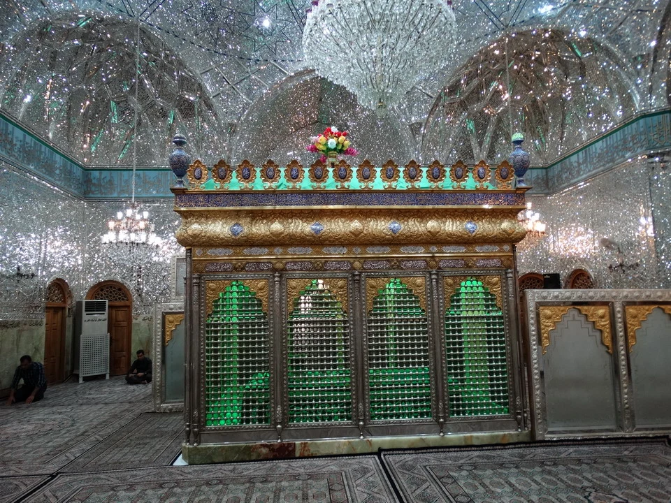 Interno sontuoso di un edificio in stile islamico con decorazioni a mosaico scintillanti.