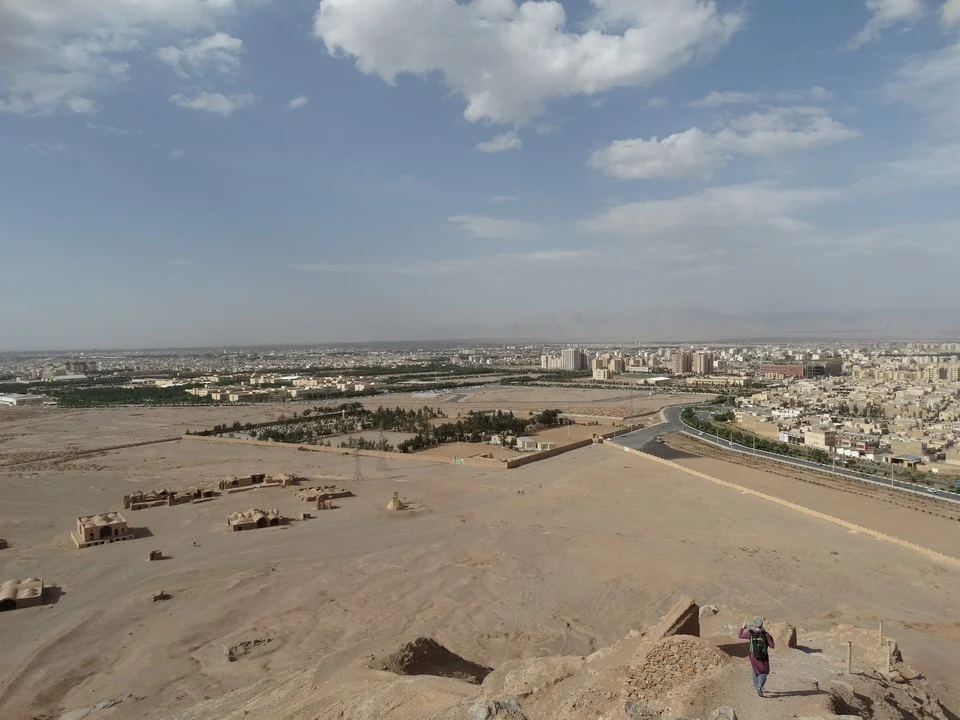 Le torri doriche di Yazd si stagliano nel paesaggio desertico.