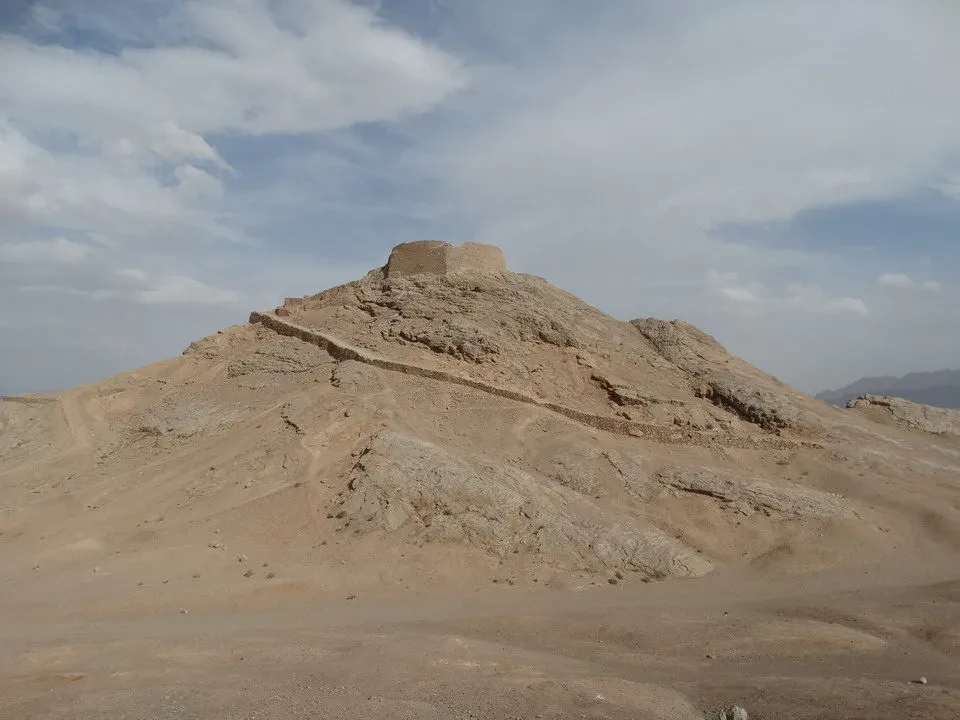 Le rovine delle torri zoroastriane si stagliano su un paesaggio desertico iraniano.