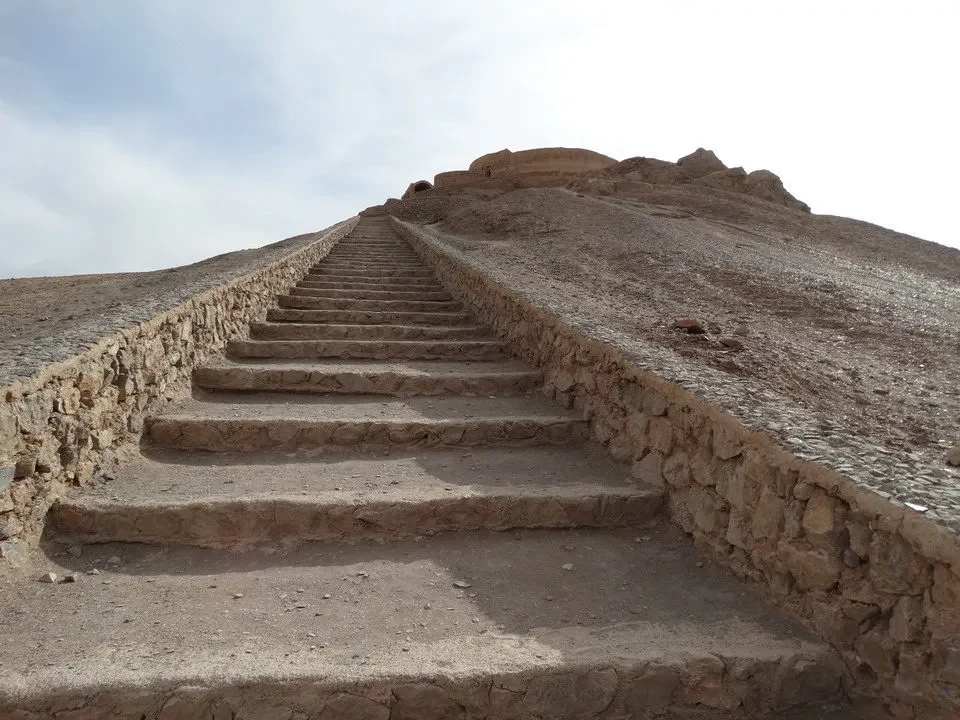 Scale di gradini di pietra che conducono a una struttura antica in Iran.