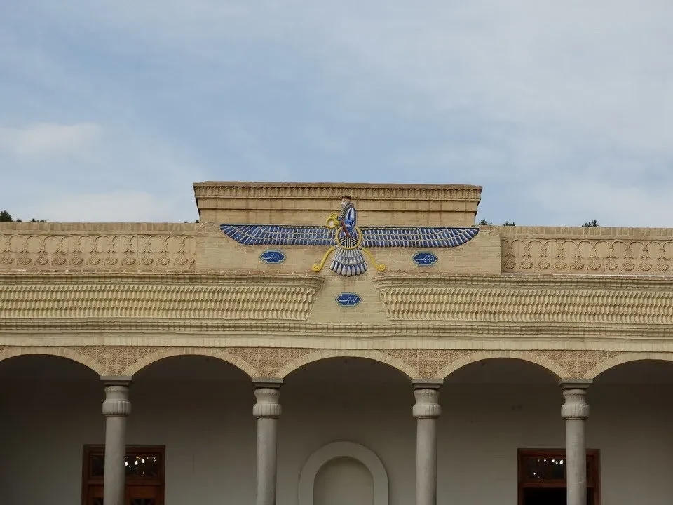 Architettura tradizionale iraniana con decorazioni sopra un portico.