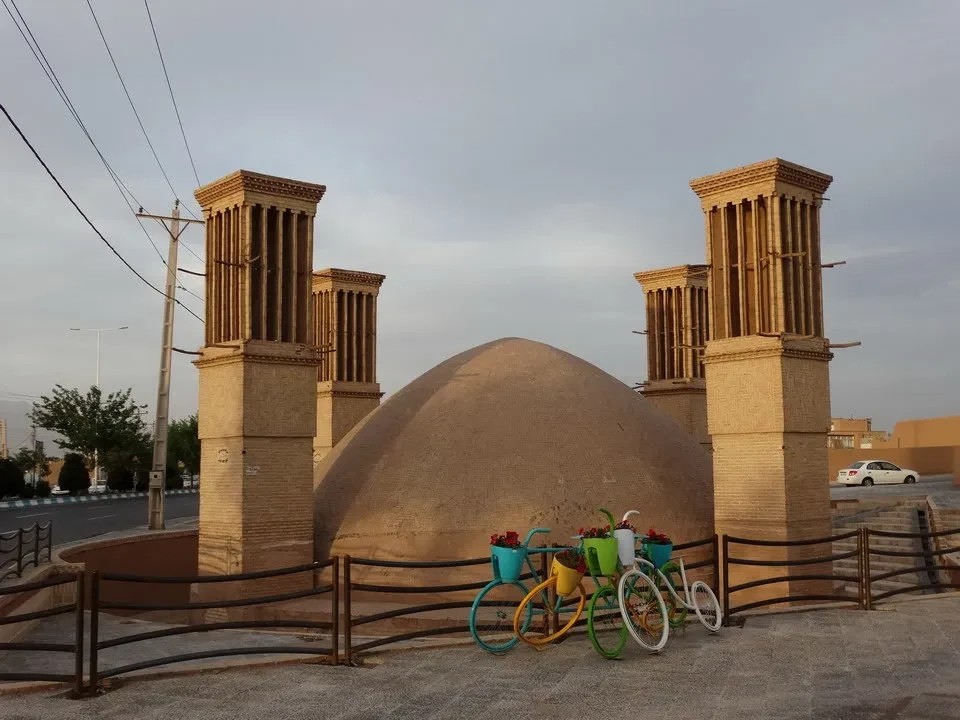 Serbatoio d'acqua a Yazd, Iran con strutture simili a colonne e una forma a cupola in terra battuta.