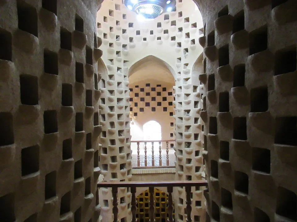 Una torre per colombe è visibile in un corridoio interno con pareti a rilievo.