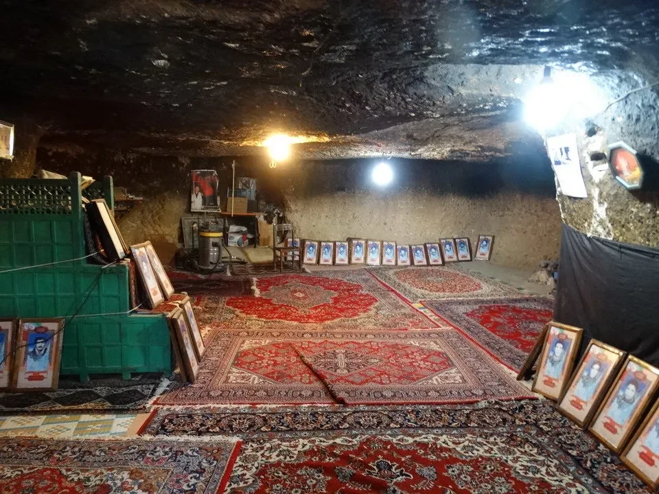 Interno di una moschea in Iran con tappeti e decorazioni ricche.