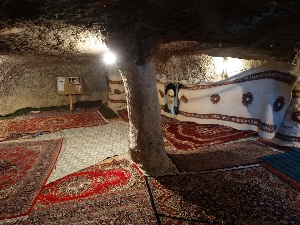 Interno rustico con tappeti e tessuti decorati in Iran.