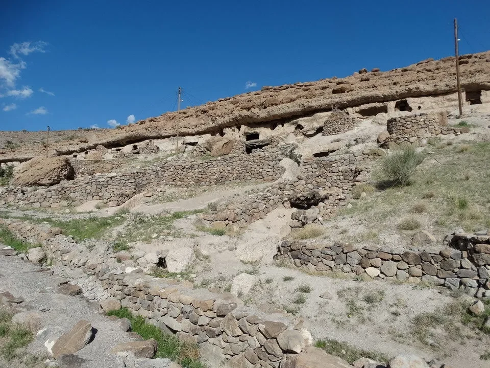 Abitazioni rupestri e muri in pietra nel villaggio troglodita di Meymand.