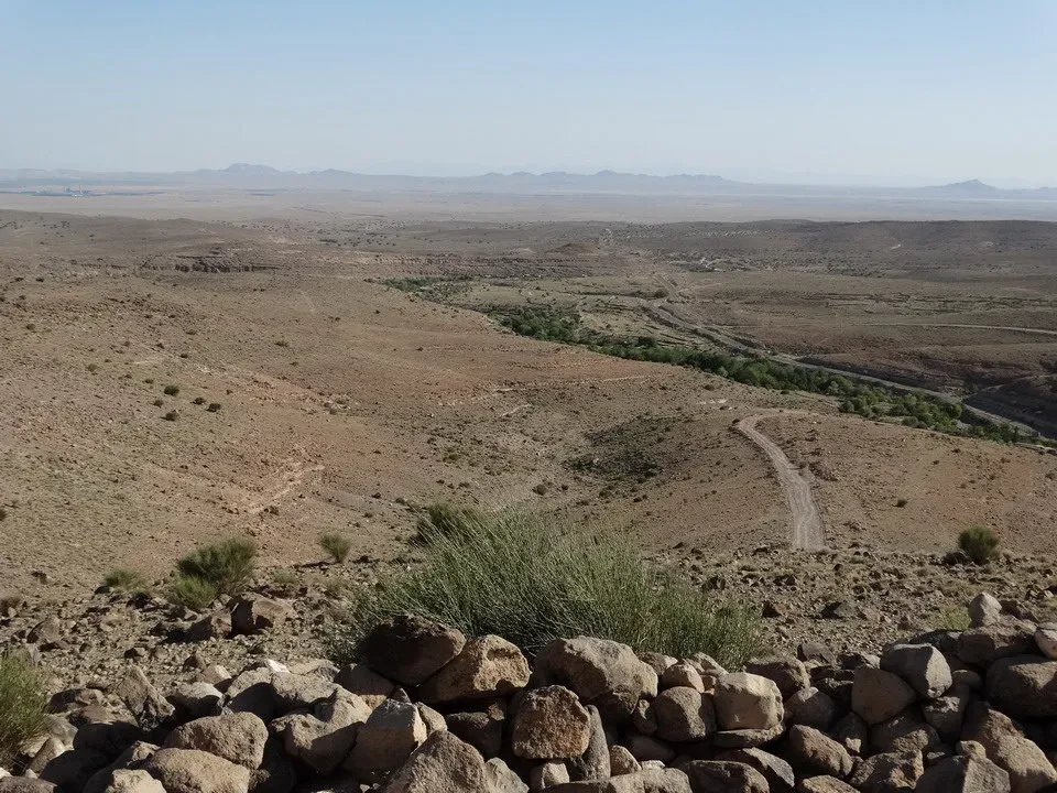 Un villaggio troglodita in Iran si estende nel paesaggio arido.