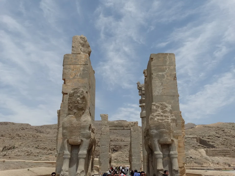 Le colonne monumentali di Persepoli in Iran sotto il cielo aperto.