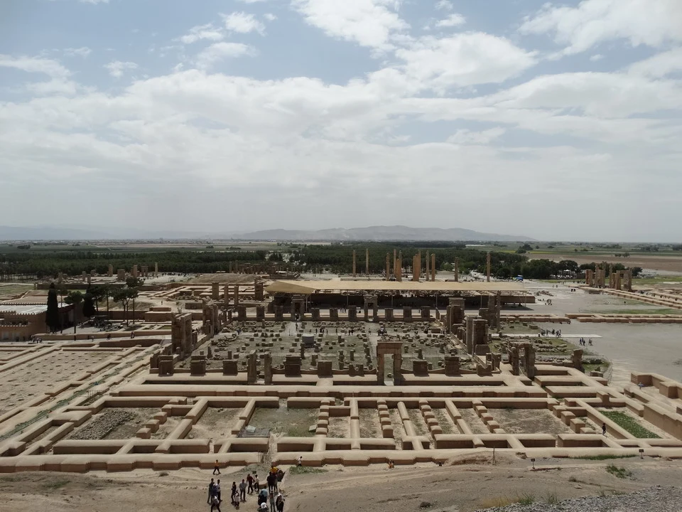 Vista panoramica di Persepoli in Iran con le sue imponenti rovine antiche.