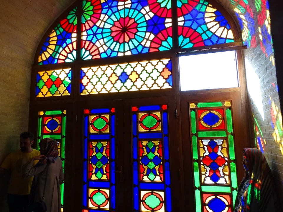 Una porta con vetrate colorate decora l'interno di un edificio in Iran.