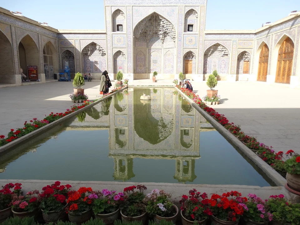 Cortile interno decorato con archi e giardini in Iran.