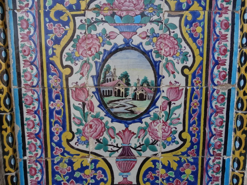 Mosaico decorativo con motivi floreali e architetture in stile persiano.
