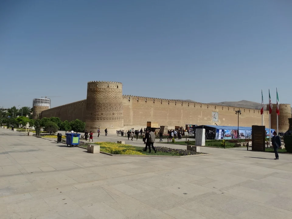 Mura di una fortezza antica in Iran sotto il cielo aperto.