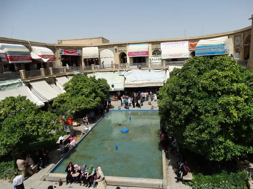 Una vista esterna di un caravanserraglio in Iran con cortili interni e aree ombreggiate.
