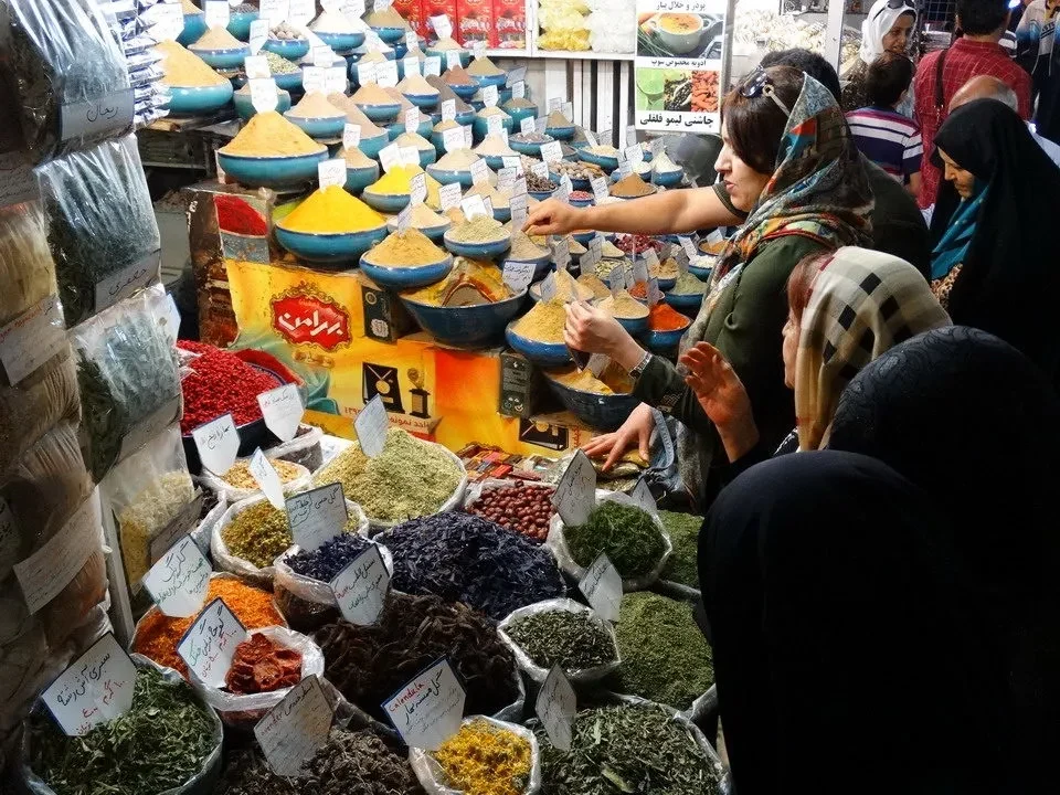 Mercato di Shiraz con una vasta esposizione di spezie e prodotti alimentari.