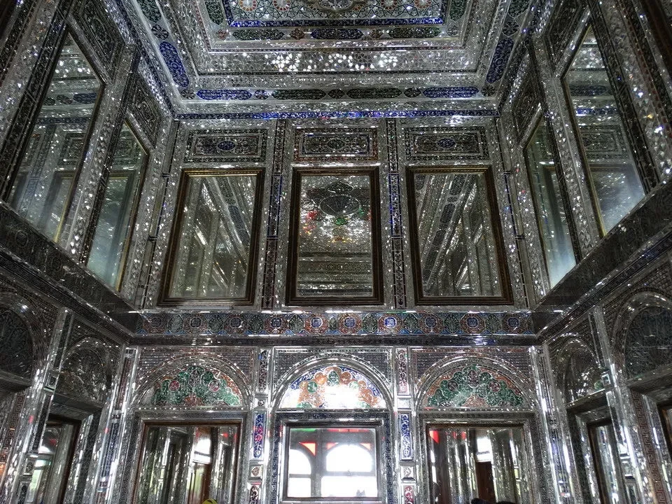 Interni riccamente decorati di un edificio in stile persiano.