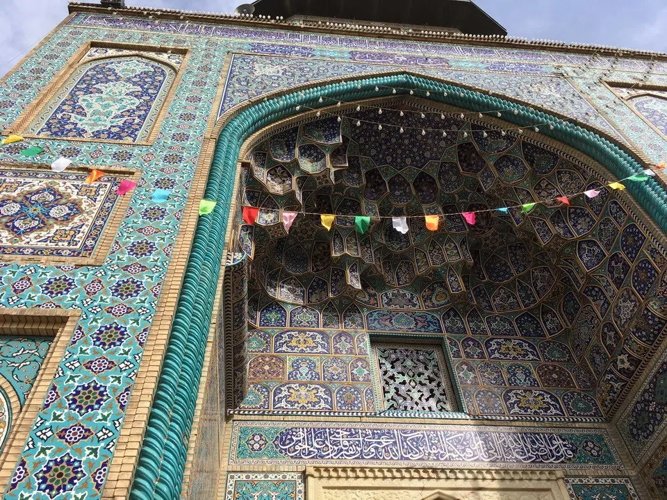 Decorazioni islamiche ricche adornano la facciata di un edificio in Iran.