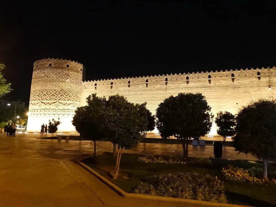 La fortezza di Shiraz illuminata di notte mostra le sue mura imponenti.