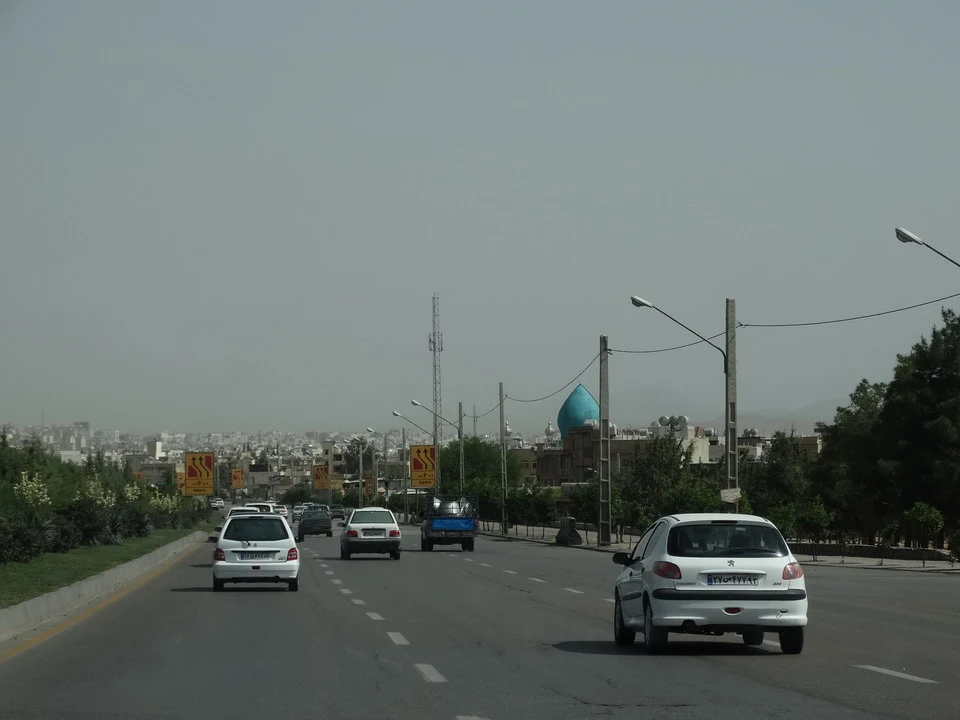 Una strada trafficata attraversa un paesaggio urbano in Iran.