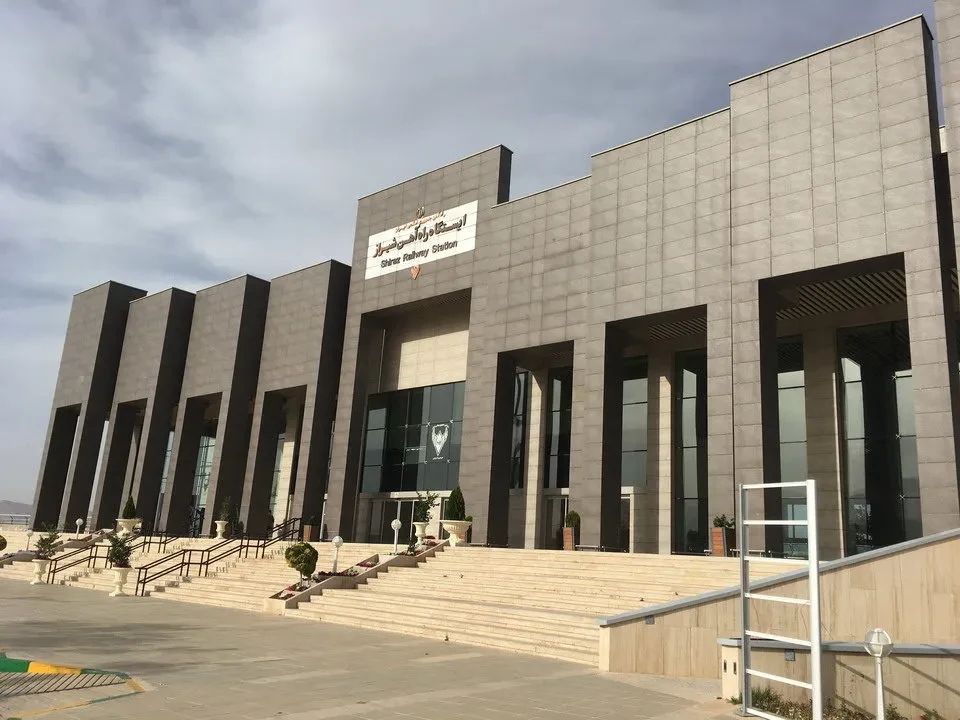 Esterna moderna di una stazione ferroviaria in Iran con facciata in pietra chiara.
