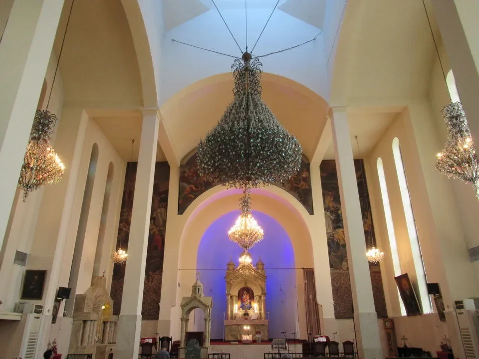Interno della Cattedrale di Teheran con grandi lampadari in cristallo.