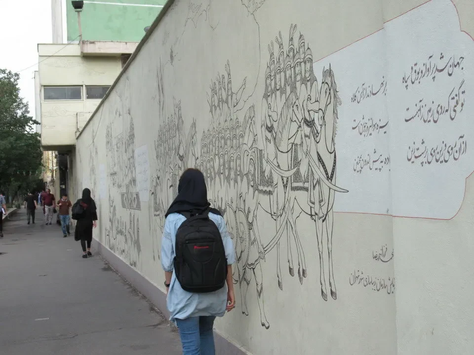 Murale murales con disegni di cammelli lungo un muro in Iran.