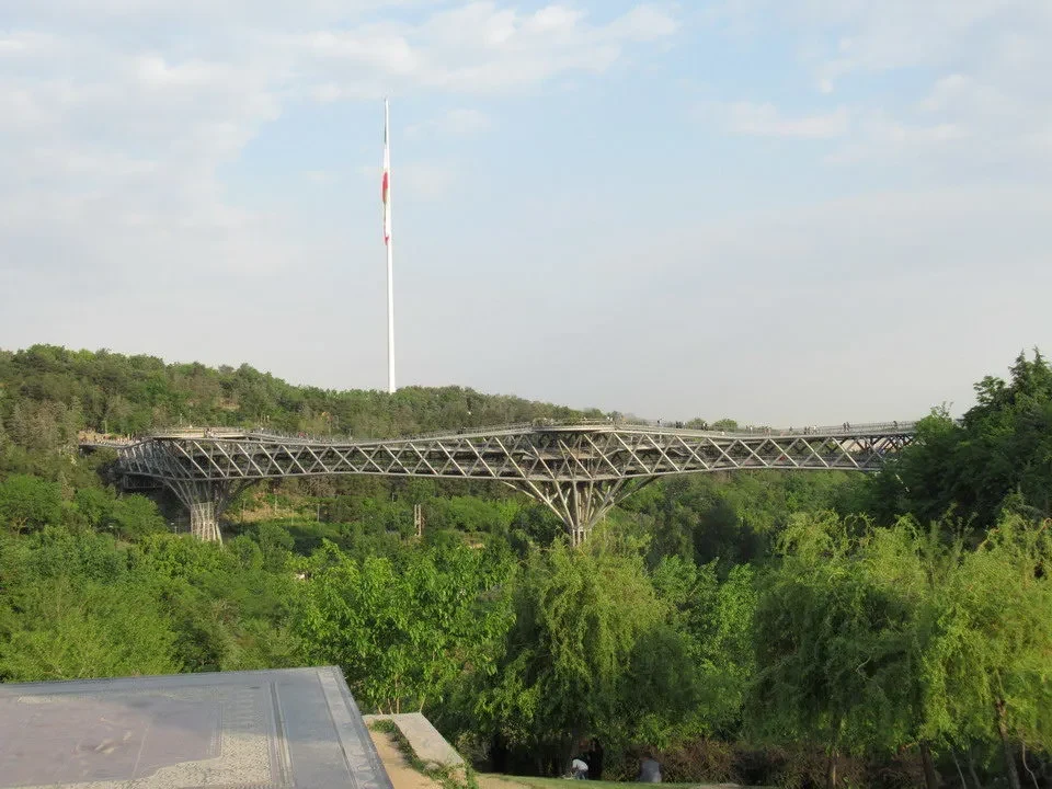 Ponte Teheran-Tabiat attraversa un paesaggio verde in Iran.