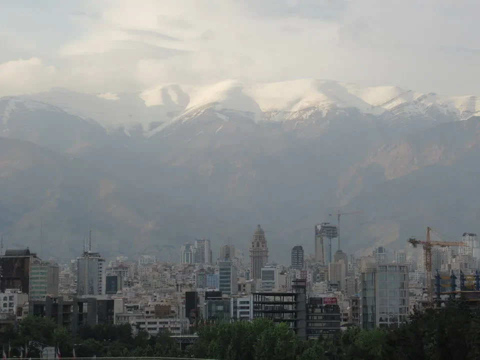 Paesaggio urbano con montagne innevate sullo sfondo in Iran.