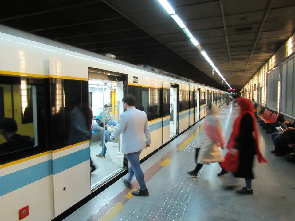 Un treno della metropolitana attraversa una banchina in Iran.