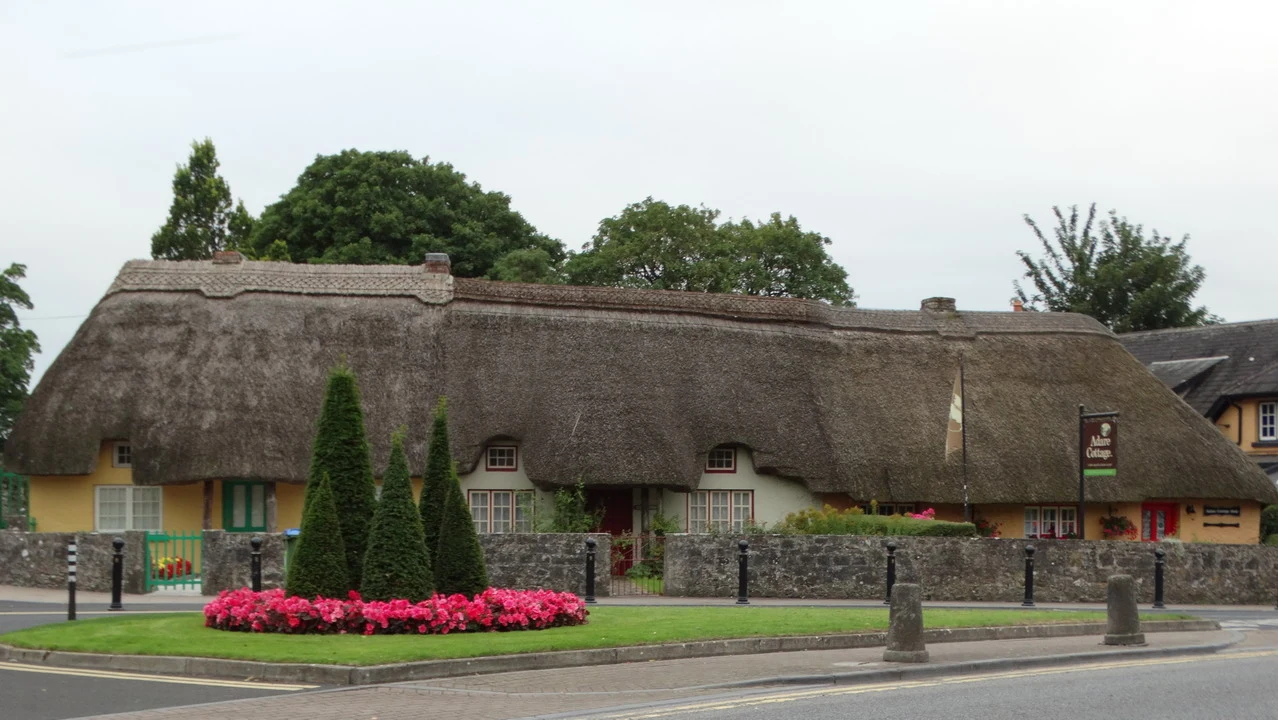 Un edificio in stile tradizionale con tetto di paglia si trova in Irlanda.