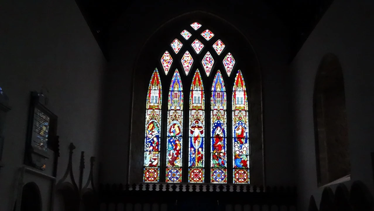 Vetrate colorate decorano le finestre di una chiesa irlandese.