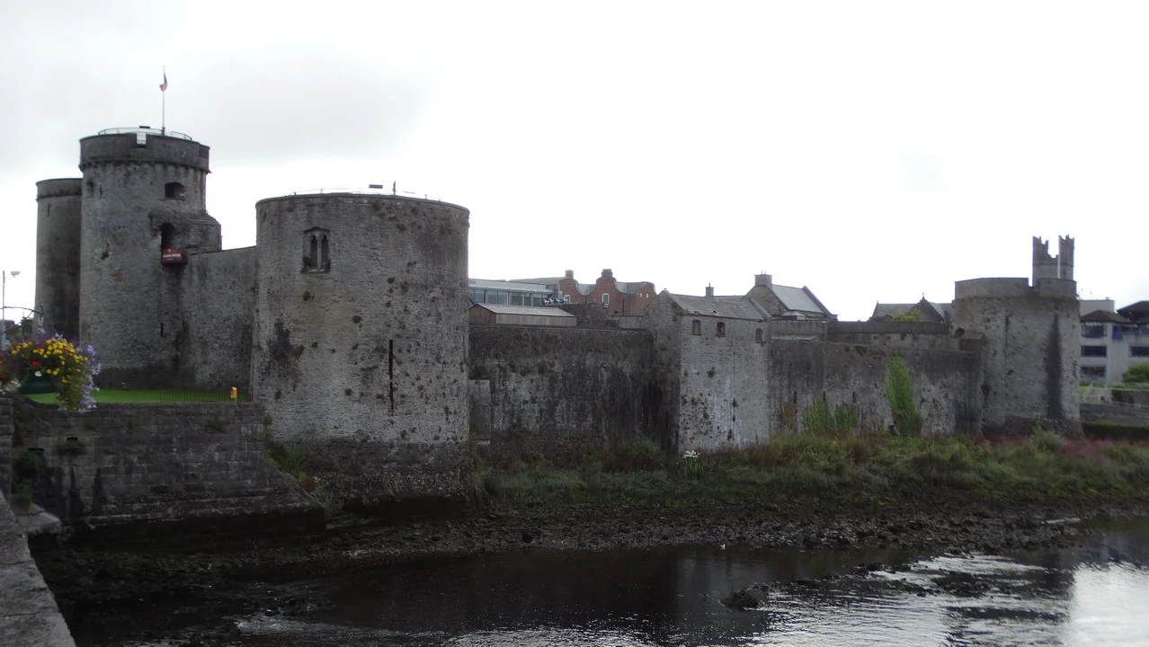 Mura di una fortezza lungo un fiume in Irlanda.