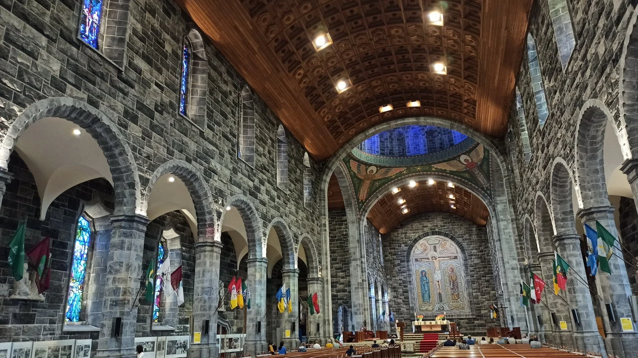 Interno della Cattedrale di Galway in Irlanda con le sue arcate e la volta a botte.