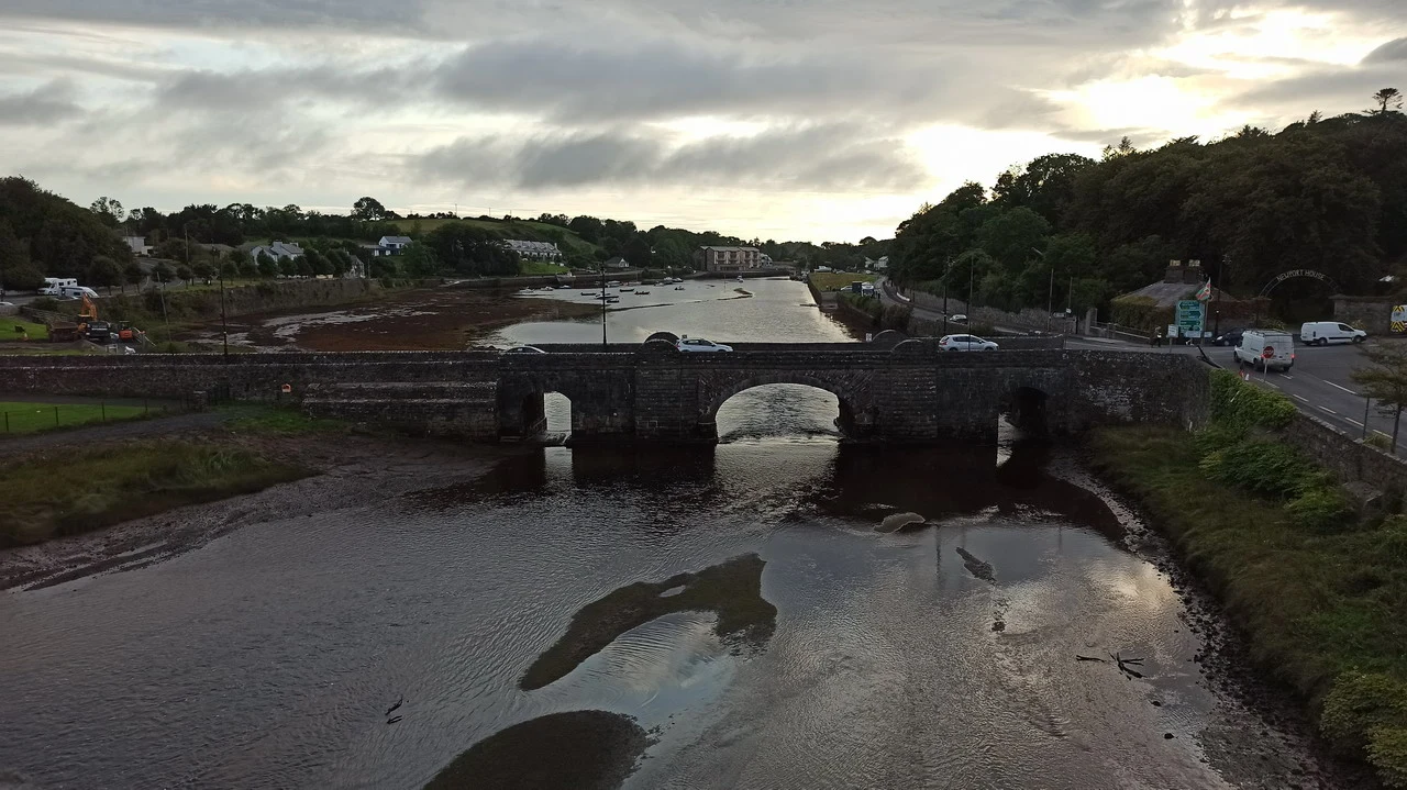 Un fiume scorre sotto un vecchio ponte in Irlanda.