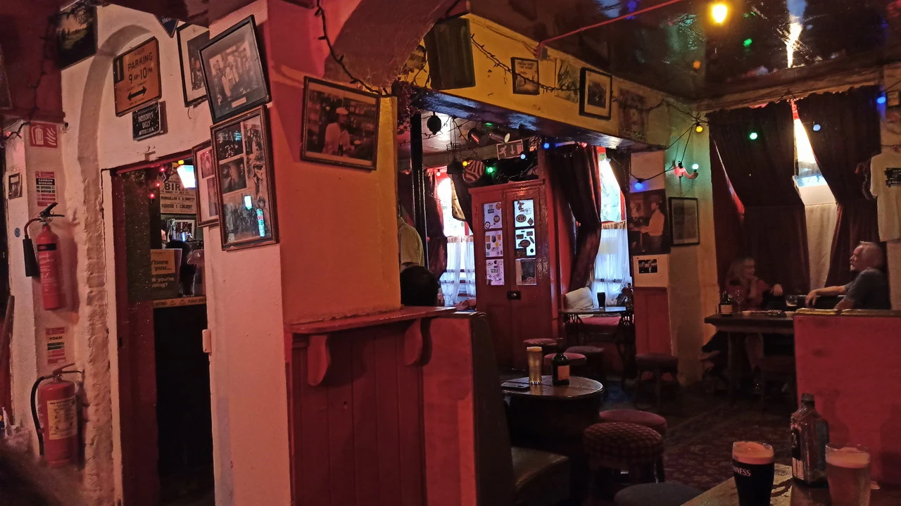 Interno di un pub tradizionale irlandese con decorazioni rustiche e interni accoglienti.