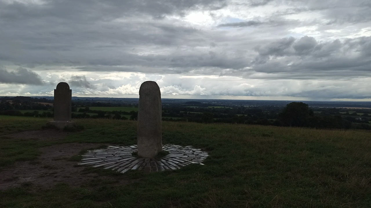 Stele antiche sulla cima di una collina in Irlanda sotto un cielo nuvoloso.