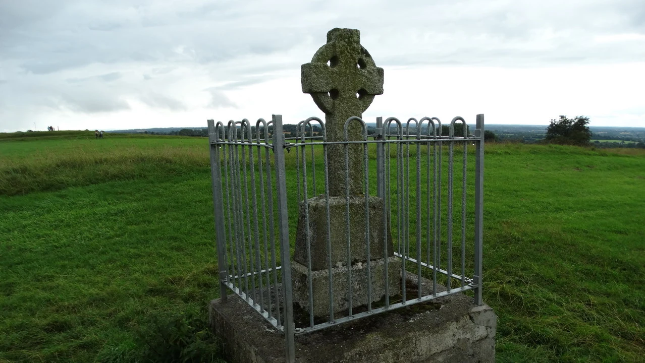 Croce di pietra sulla collina di Tara in Irlanda.
