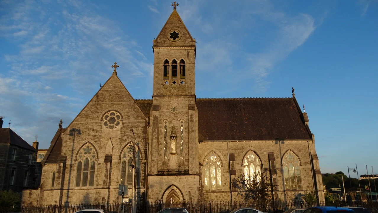 Chiesa in pietra con torre campanaria in Irlanda.