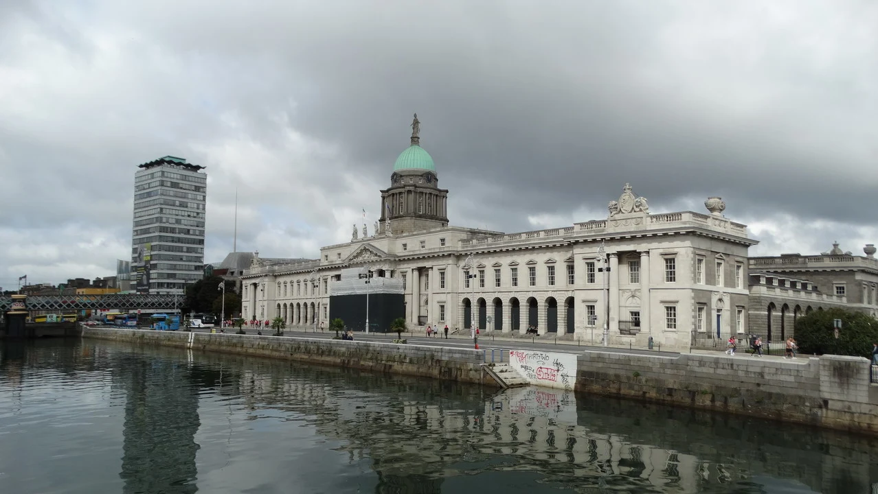 Vista del Custom House di Dublino riflessa sull'acqua in Irlanda.