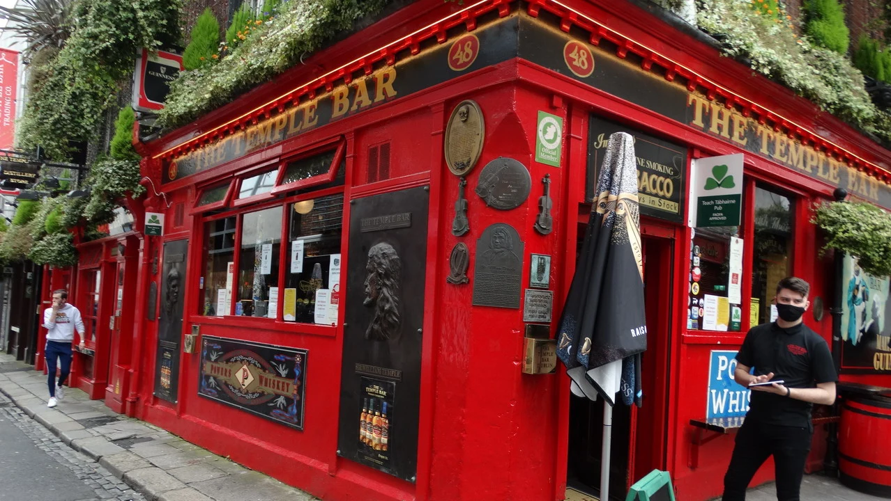 Una fila di edifici rossi storici costeggia una strada in Irlanda.