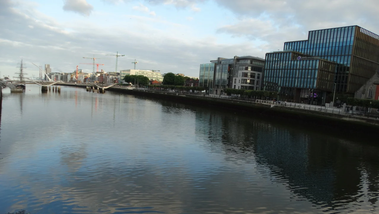 Il fiume Liffey scorre accanto a edifici moderni in Irlanda.