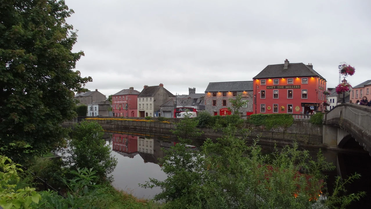 Vista su un fiume con edifici storici in Irlanda.