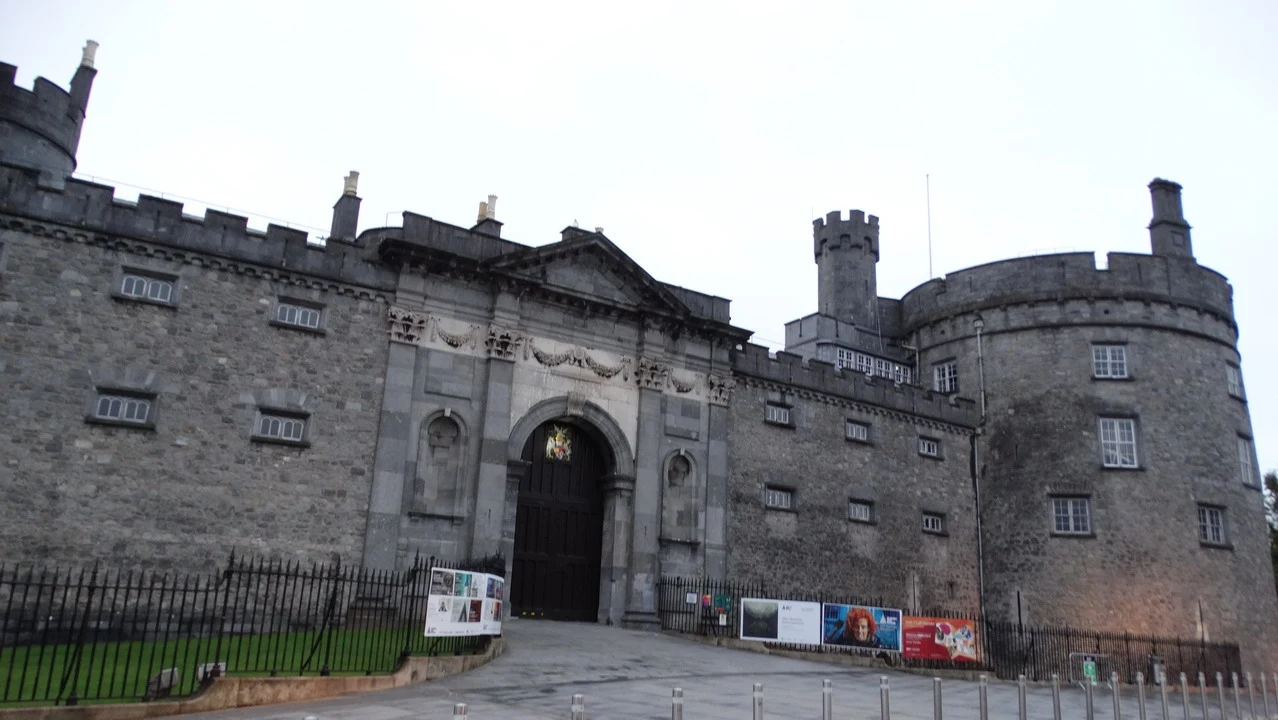 Mura di pietra del castello di Kilkenny in Irlanda.