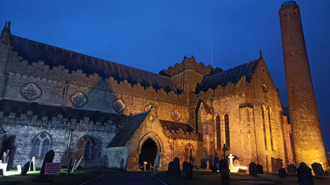 Vista notturna di una chiesa storica in Irlanda illuminata dal calore dorato.
