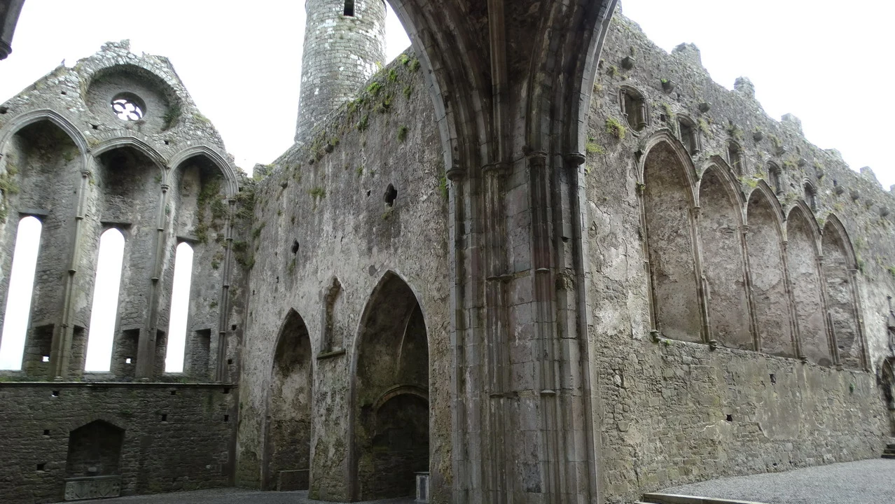 Vista esterna del Rock of Cashel in Irlanda con le sue rovine in pietra.