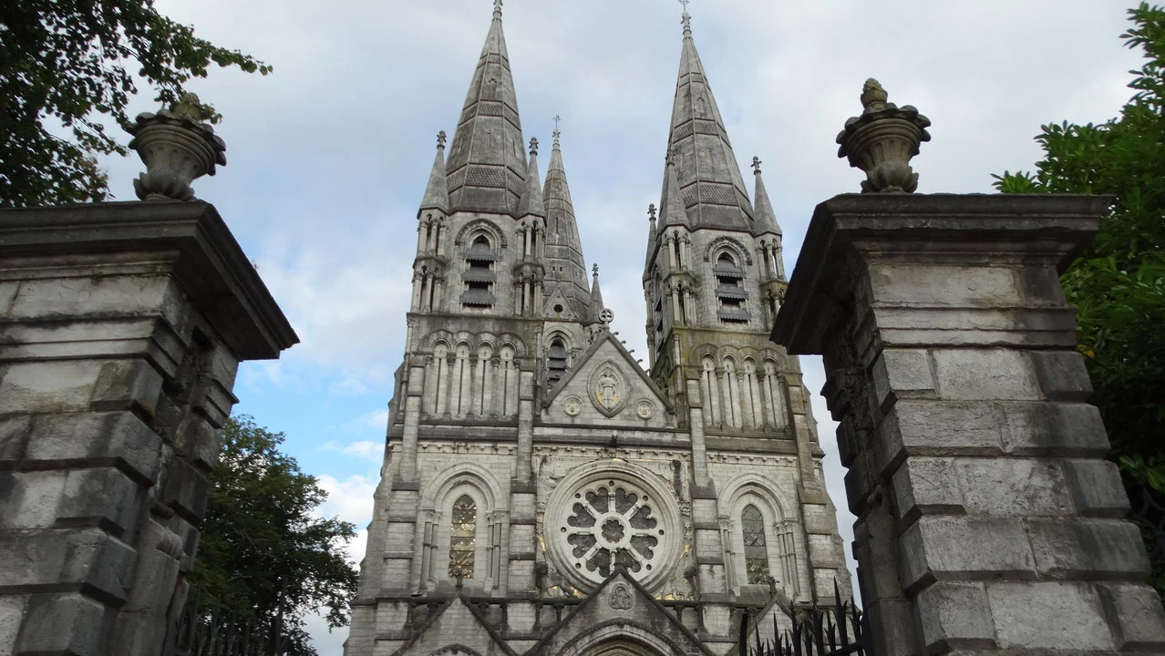 Facciata della Cattedrale di St. Fin Barre a Cork, Irlanda.