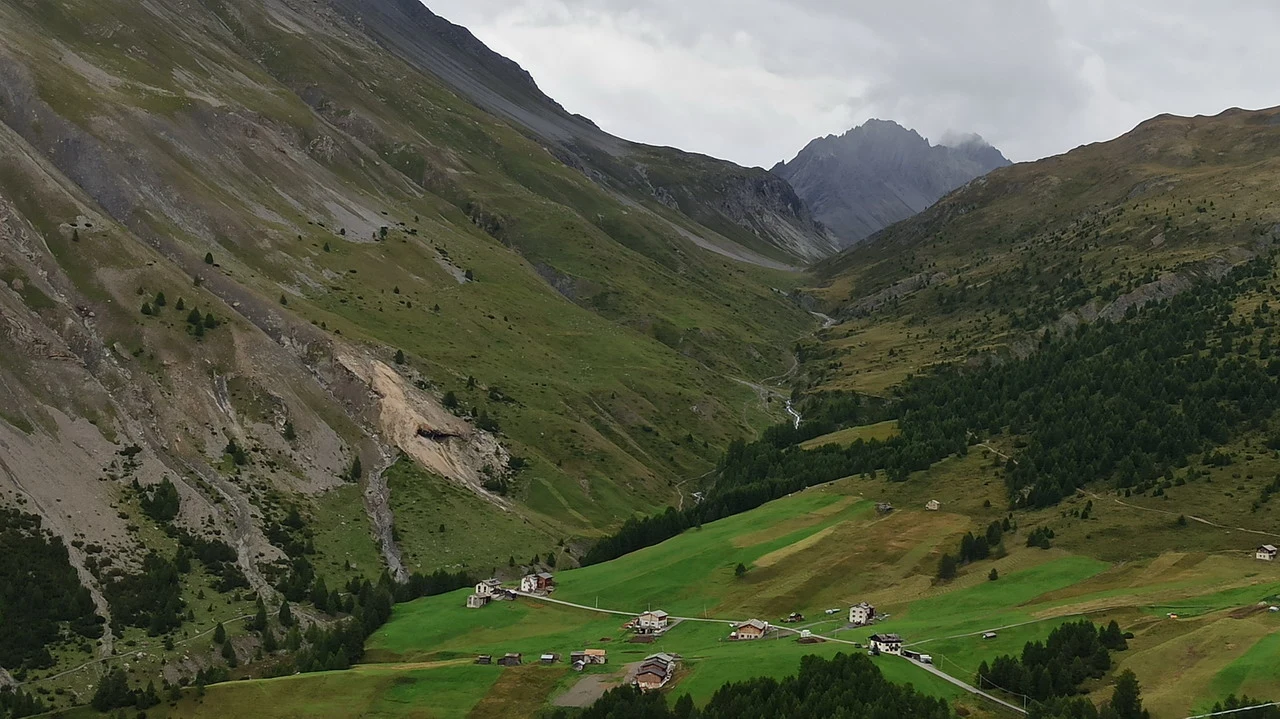 Cavalieri attraversano un passo nelle Alpi italiane.