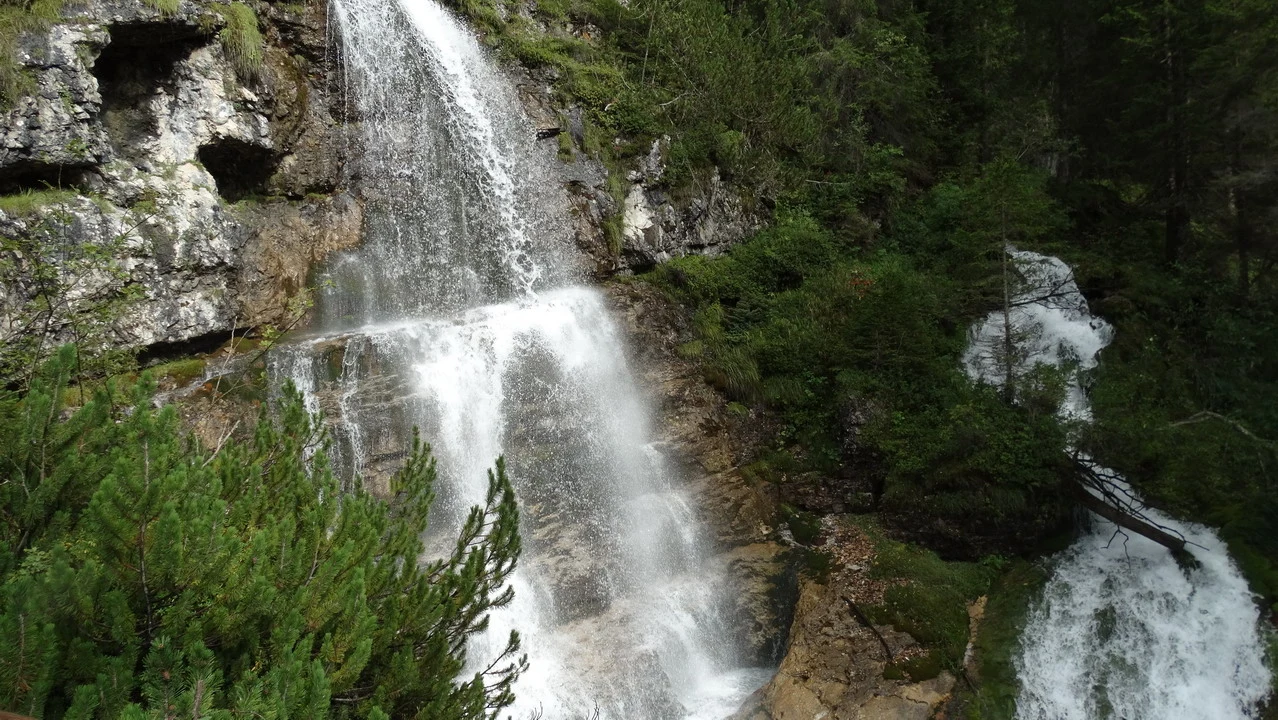 Cascate d'acqua nella valle delle Alpi italiane durante una gita in sella.