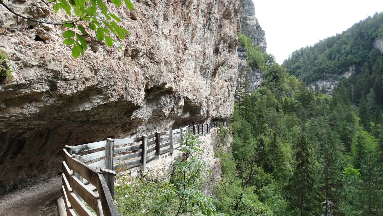Cavallegere lungo un sentiero roccioso nelle Alpi italiane.