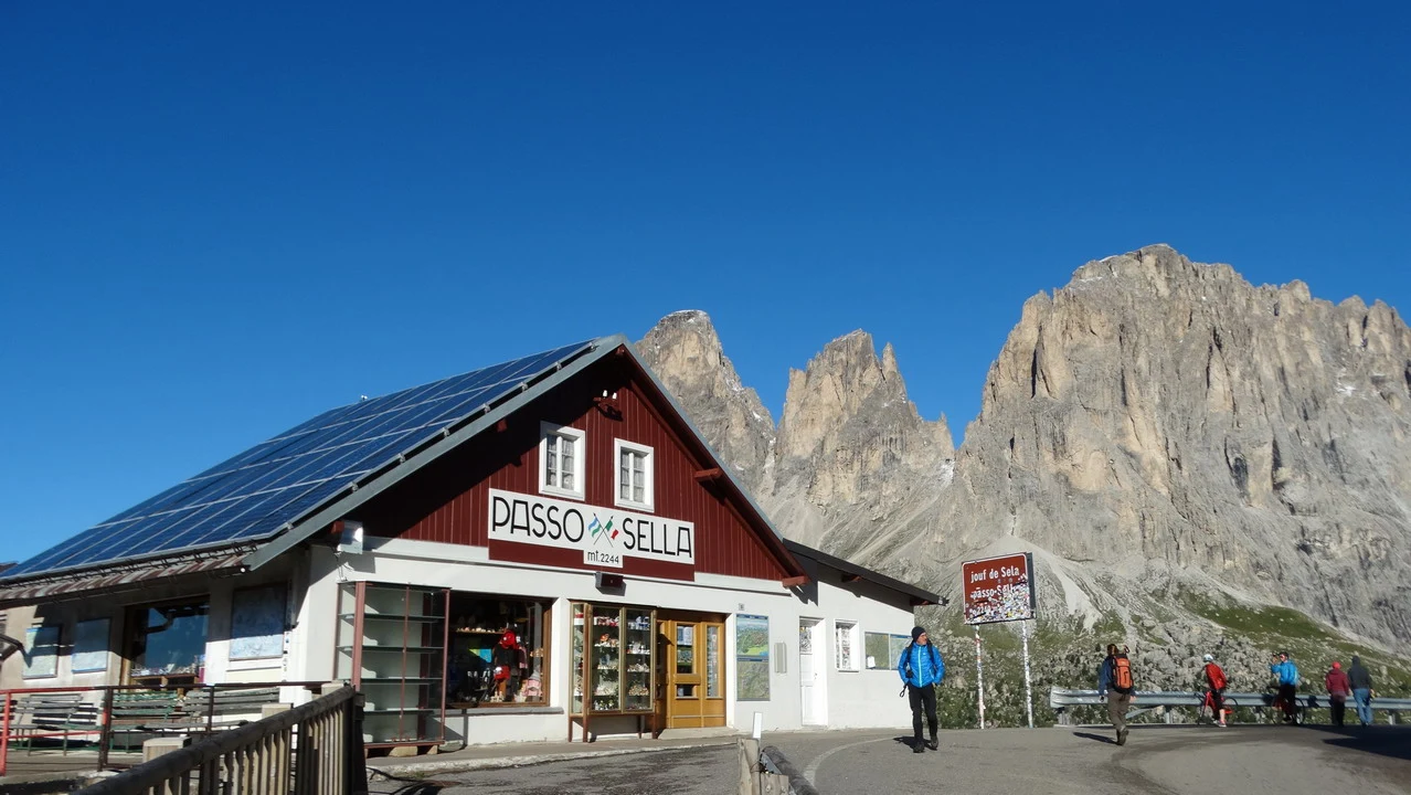 Cavalieri cavalcano attraverso le Alpi italiane con uno sfondo montano imponente.